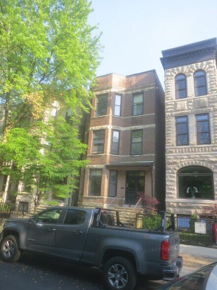 Building Photo - 833 W Newport Ave