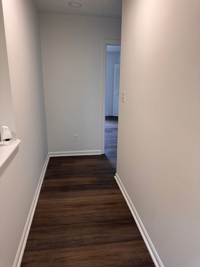 Building Photo - 3 Bedroom || 1.5 Bathroom Townhome
