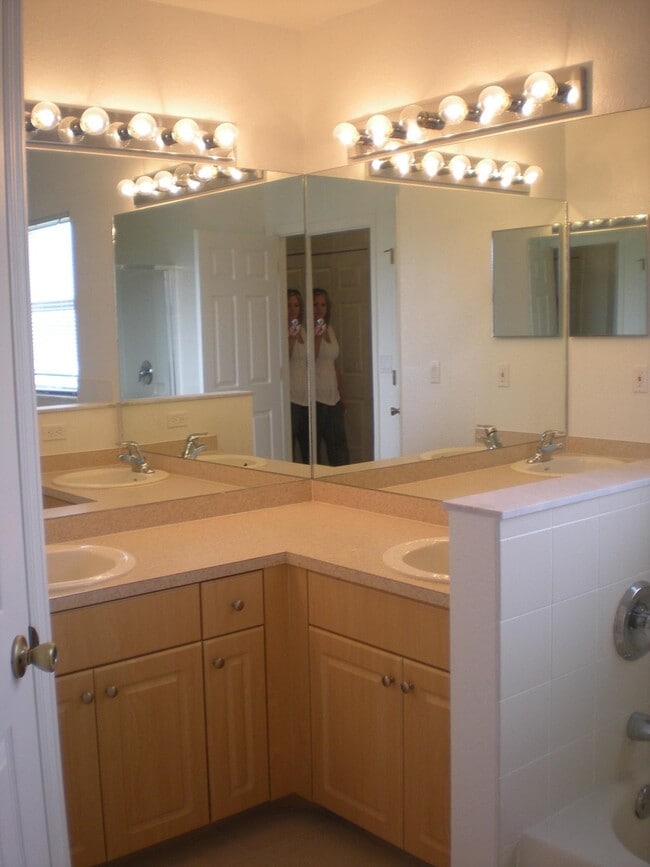 Building Photo - Freshly painted interior and BRAND NEW LVP...