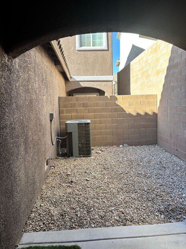 Building Photo - GREAT TOWNHOME LOCATED IN GATED COMMUNITY!!