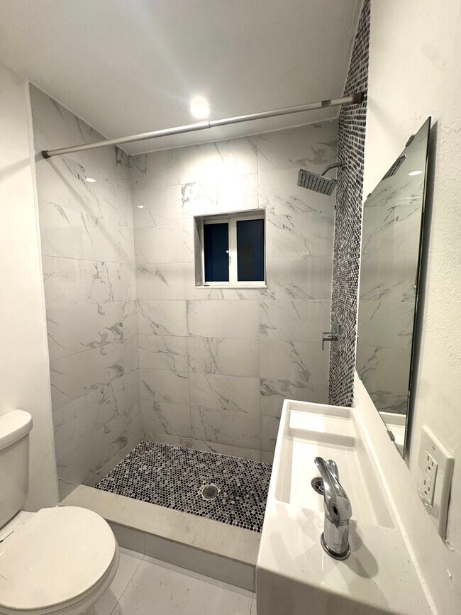 Building Photo - Updated 3-Bed/2-baths Home with Screened Porch & Lush Yard in Pompano Beach Highlands