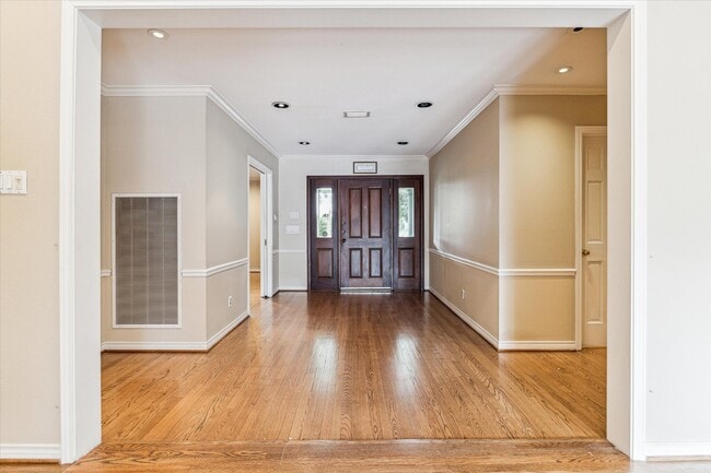 Building Photo - 5505 Holly Springs Dr