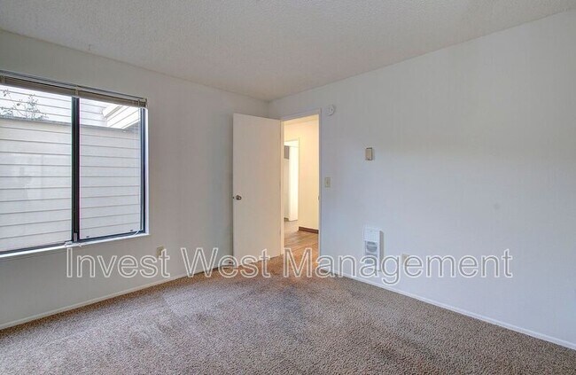 Building Photo - 8604 NE Mason Dr