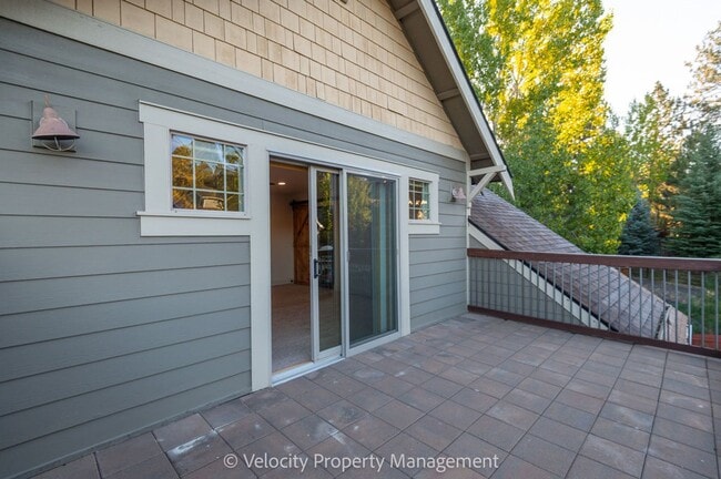 Building Photo - Beautiful NW Bend Home!