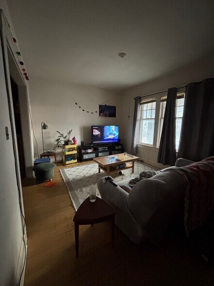 Building Photo - 1672 N Van Buren St