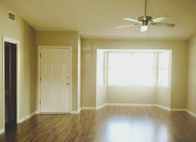 Building Photo - 105 Pinedale Dr