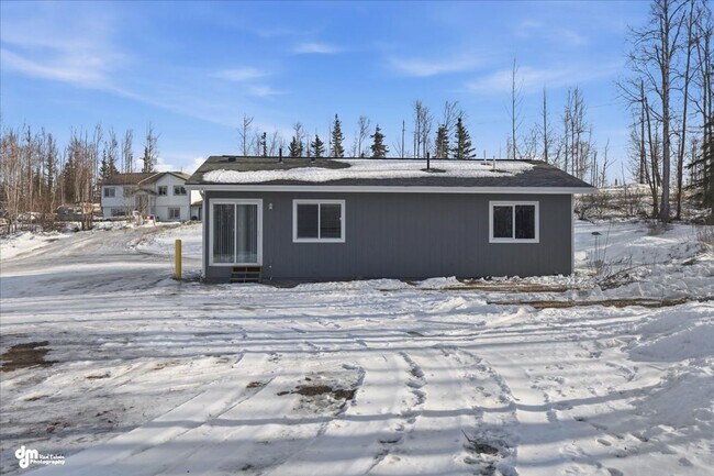 Building Photo - 3 BEDROOM | 2 BATHROOM | ACROSS FROM SCHOOLS