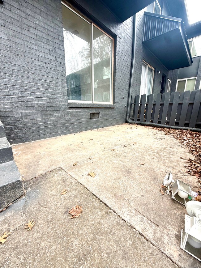 Building Photo - 550 Harding Pl