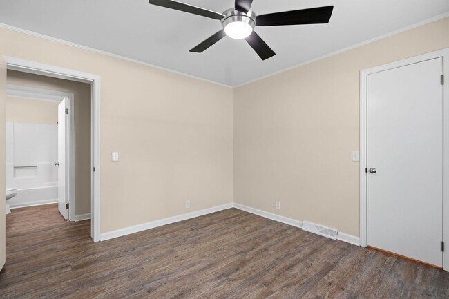 Building Photo - 118 Hope Ln