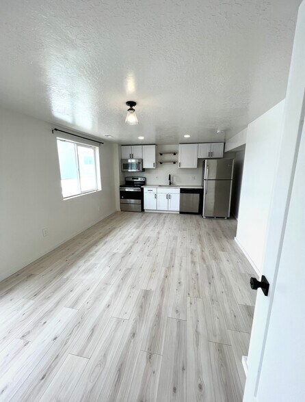 Building Photo - 7204 N Green Pasture Ln