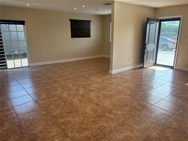 Building Photo - 819 E 26th St