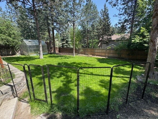 Building Photo - West Side Location