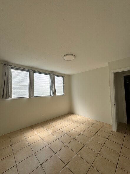 Building Photo - 2355 Ala Wai Blvd