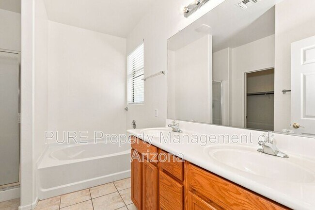 Building Photo - 1136 E Nickleback St