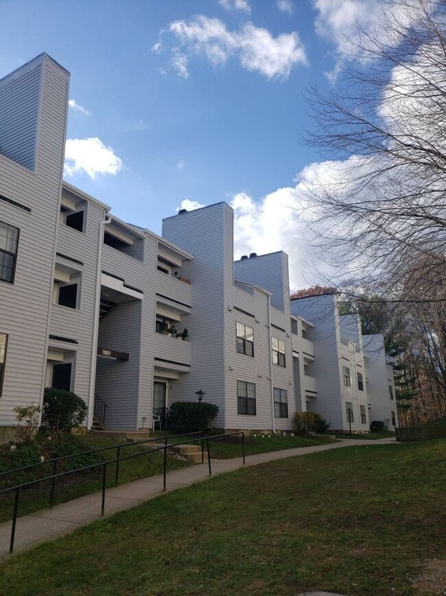 Building Photo - Top Floor Two-Level Condo in Tiers of Silv...
