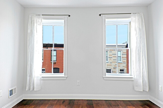 Building Photo - 10 S Curley St