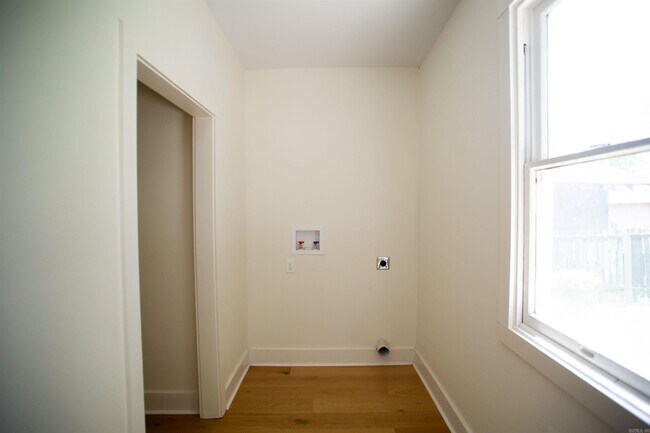 Building Photo - 1704 S Park St