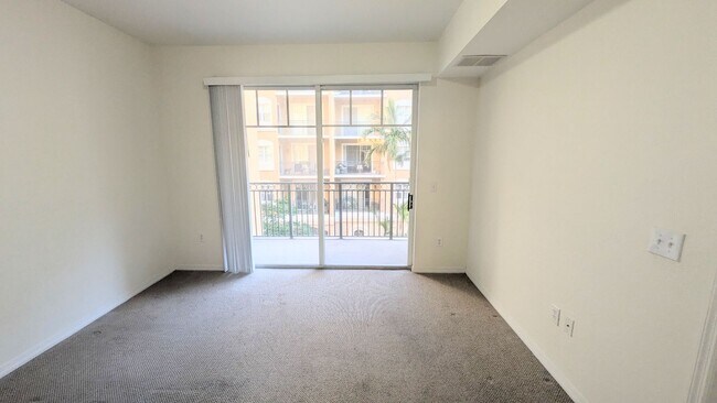 Building Photo - Annual Unfurnished 2/2 Condo in Downtown S...