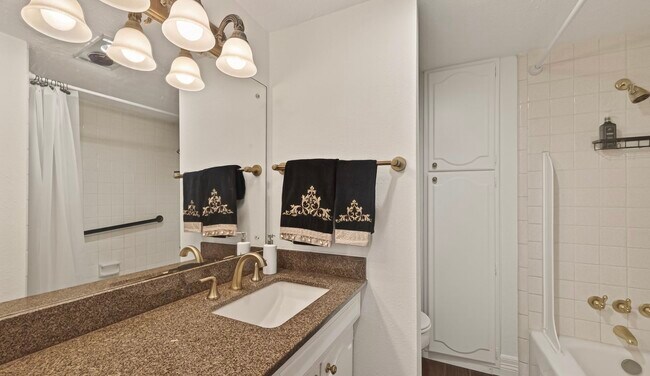 Building Photo - 482 N Post Oak Ln