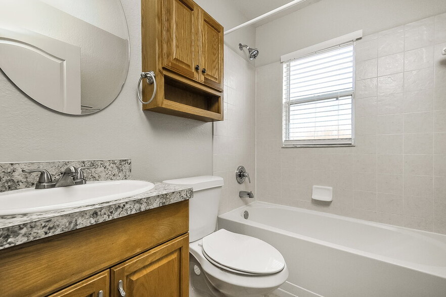 Building Photo - 6025 Live Oak Dr