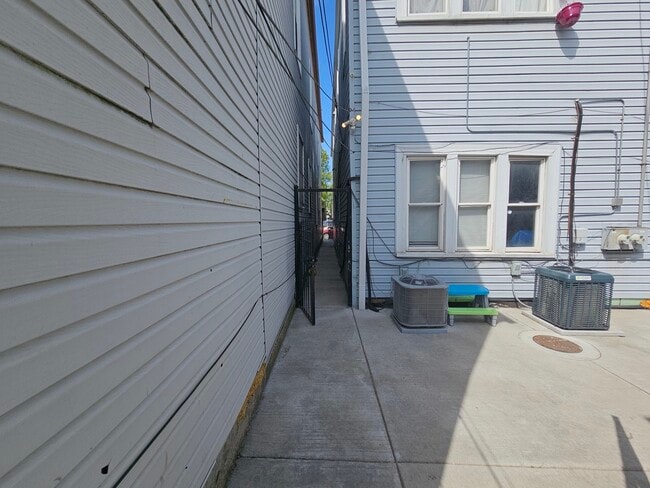 Building Photo - 4517 S Hermitage Ave