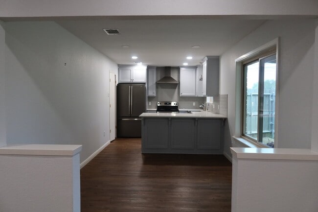 Building Photo - 101 Travis Ln