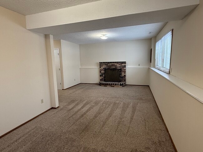 Building Photo - 2528 Birchview Ln