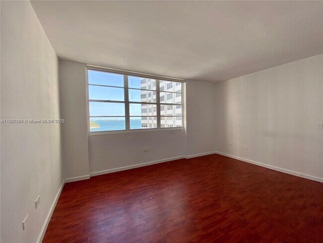 Building Photo - 825 Brickell Bay Dr