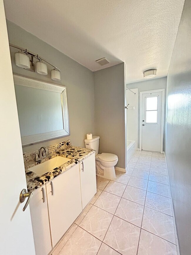 Building Photo - Waterfront Pool Home in Waterford Lakes