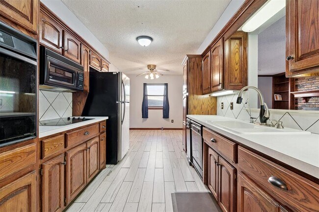 Building Photo - 805 Arlington Dr