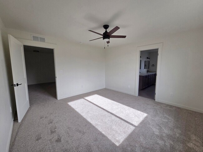 Building Photo - Modern New-Build Duplex in Payette