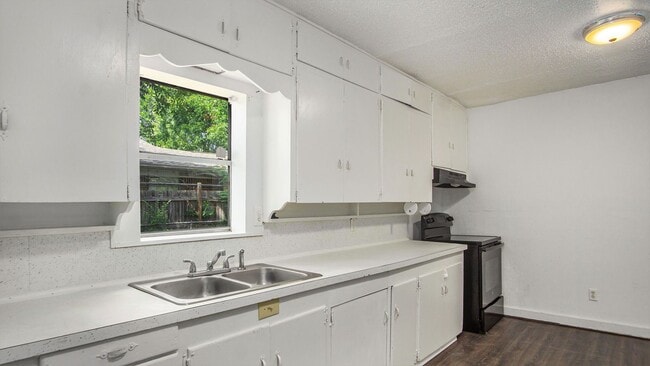 Building Photo - Beautifully Crafted 3 Bed 1 Bath Home in River Oaks!