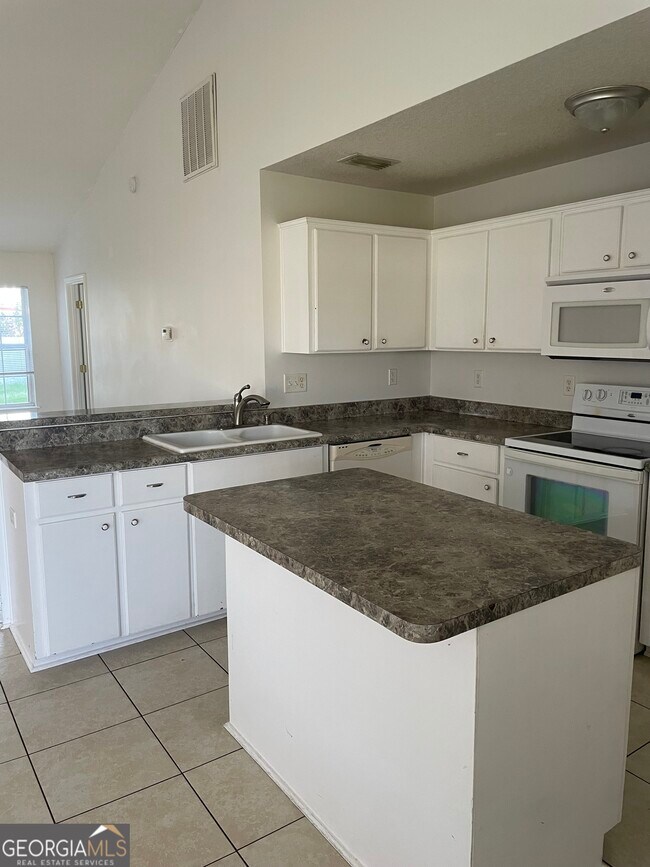 Building Photo - 208 Royal Palms Ave