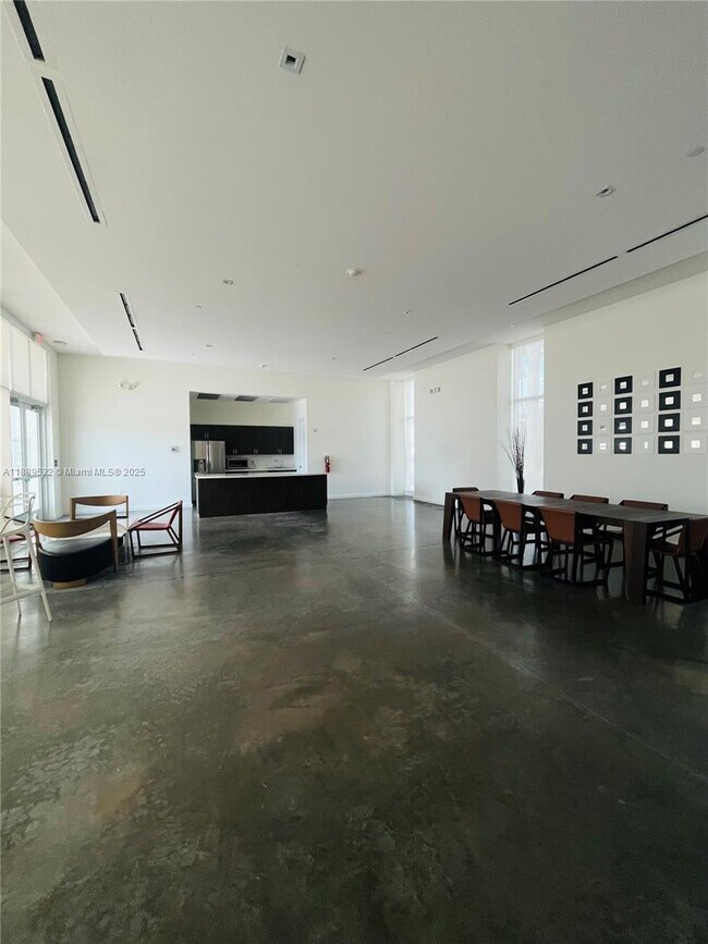 Building Photo - 15051 Royal Oaks Ln