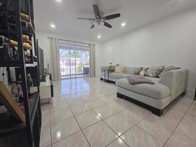 Building Photo - 6391 Bay Club Dr