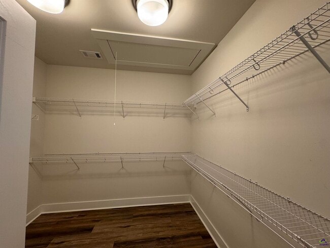 Building Photo - 405 Echo Ln