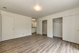 Building Photo - 527 Scripps Dr