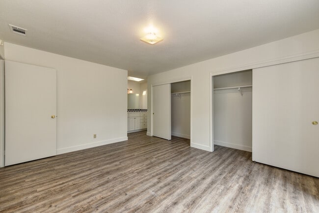 Building Photo - 527 Scripps Dr