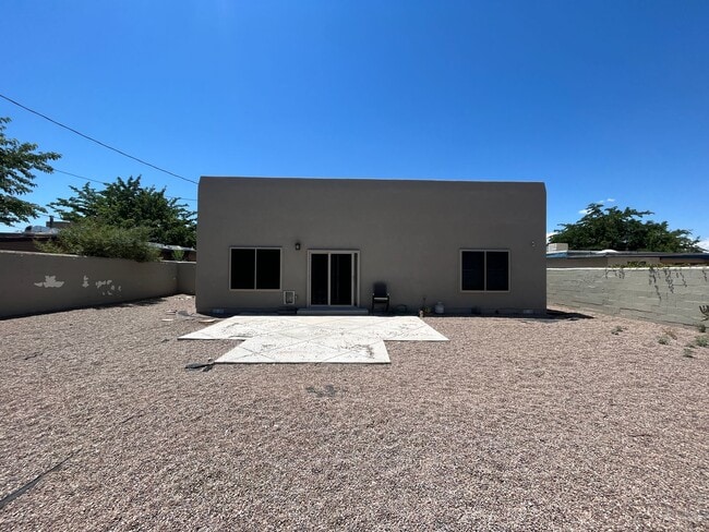 Building Photo - Large 3 Bedroom 2.5 Bathroom Home In The NE!