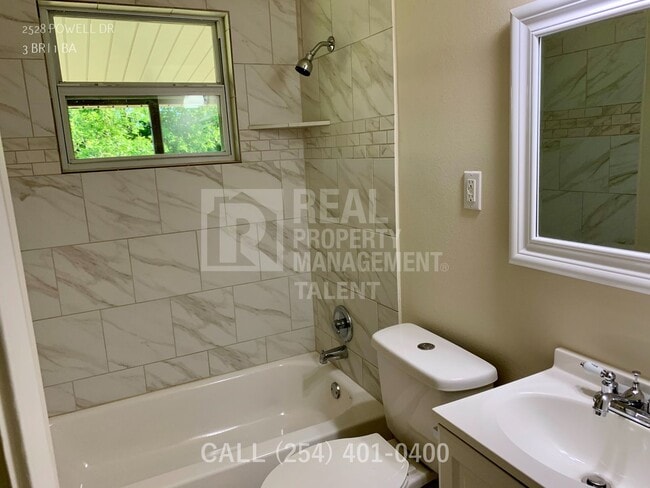 Building Photo - 2528 Powell Dr