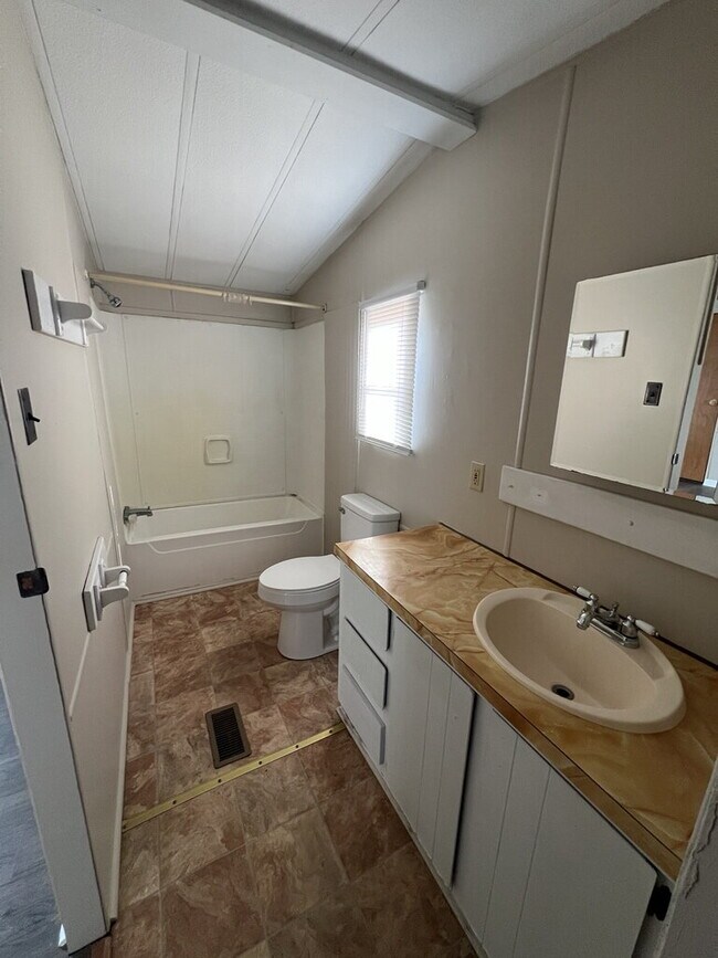 Building Photo - 2 Bedroom Mobile Home-516 Greenwood Dr.