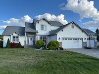 Building Photo - Beautiful Tri-Level Living on 5 Acres!