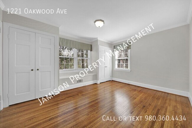 Building Photo - 1221 Oakwood Ave