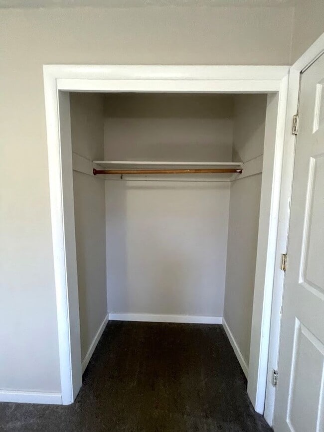 Building Photo - Large 2 Bed, 1 Bath Duplex Apartment with Parking