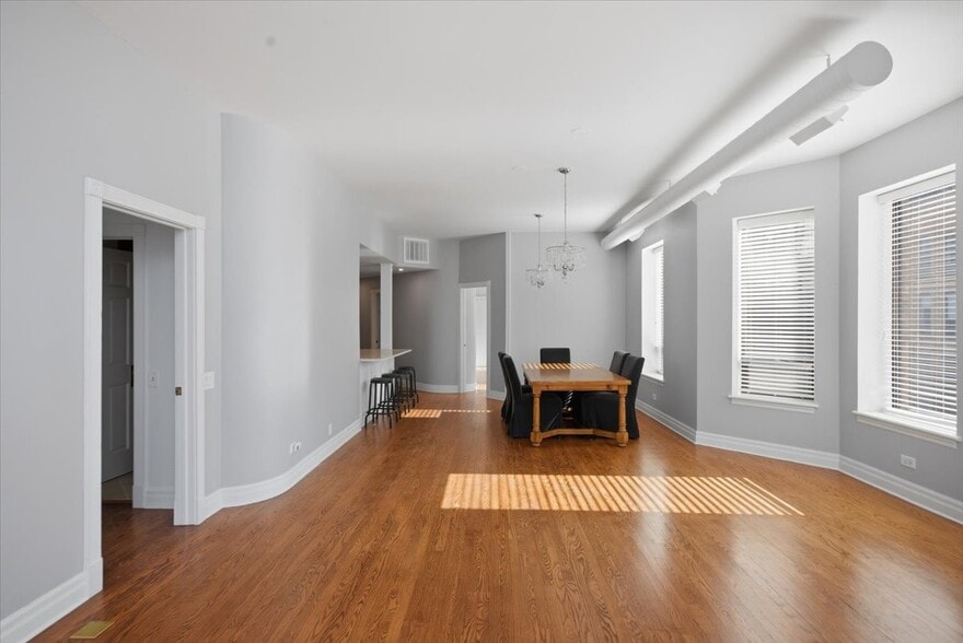 Building Photo - 501 N Wells St