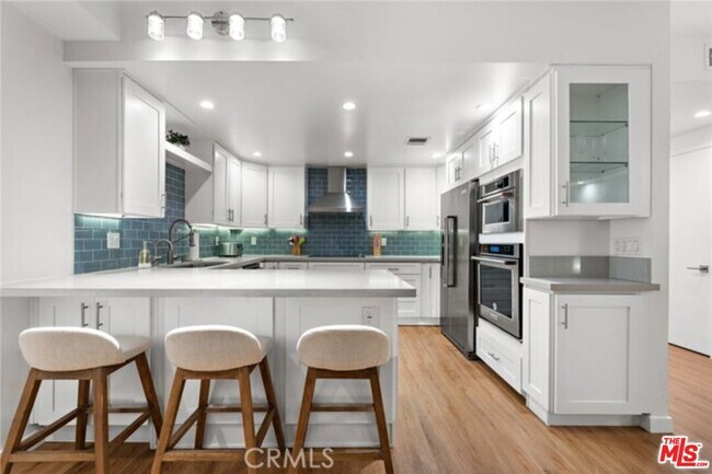 Primary Photo - 321 S San Vicente Blvd