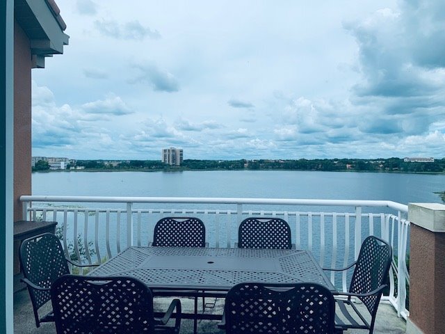 Building Photo - Luxury Top Floor Condo