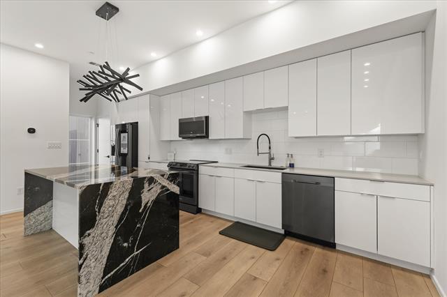 Building Photo - 2001 N Prairie Ave