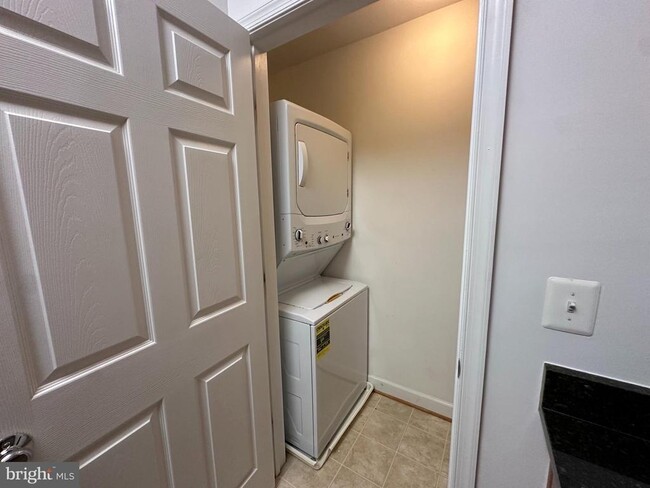 Building Photo - 6163 Willow Pl
