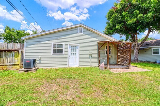 Building Photo - 7557 Meadowview Dr